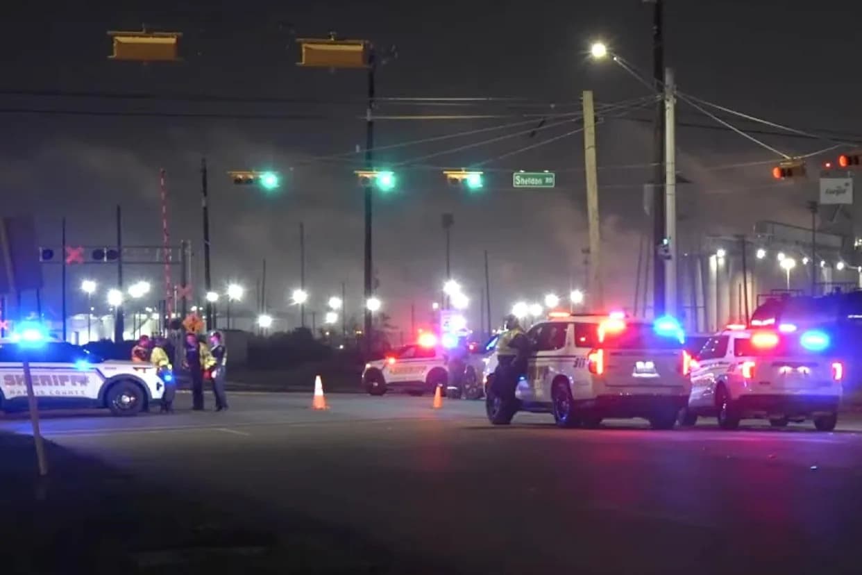 At Least Two Hospitalized After Roughly 1 Million Gallons Of Sulfuric Acid Leak From Tank In Channelview, Texas — Officials Warn 'The Incident Is Not Over'