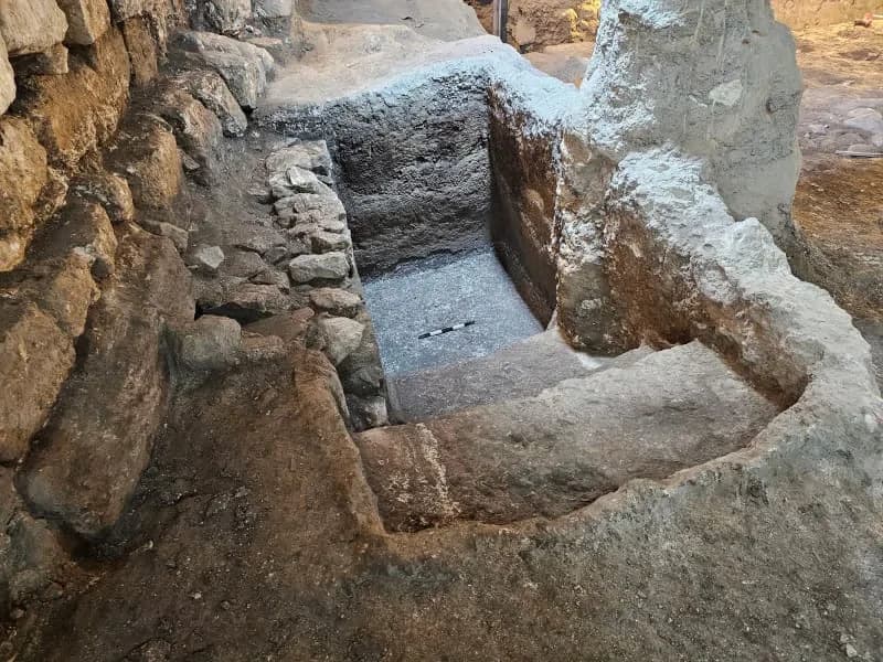 Rare Second Temple–Era Mikveh Unearthed Beneath Western Wall Plaza, Sealed Since 70 CE