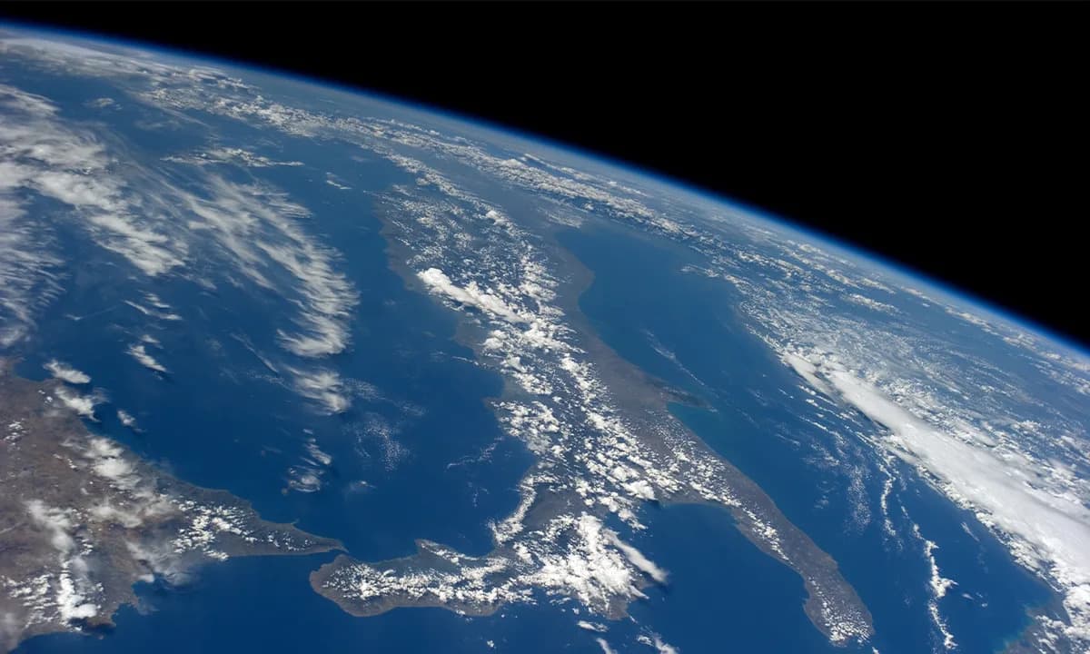 How Photographs Proved Earth's Curve — From Eratosthenes to the Pale Blue Dot