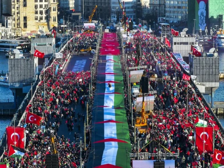 About 500,000 Rally on Istanbul’s Galata Bridge in Solidarity With Gaza