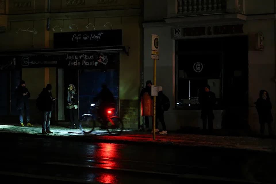 Berlin Blackout: Arson on High-Voltage Cables Blamed on Left-Wing Extremists — Tens of Thousands Left Without Power