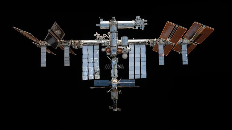 Microgravity Slows Phage Infections and Redirects Viral Evolution Aboard the ISS — Space‑Derived Phages Kill Drug‑Resistant E. coli