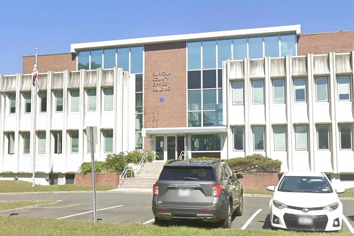 11-Year-Old Found Undressed in Bay Shore Man’s Bed After Alleged Online Contact, Prosecutors Say