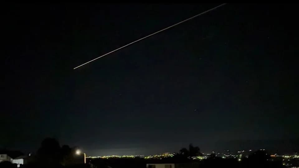 SpaceX Crew-11 Dragon Blazes Through California Sky During First-Ever ISS Medical Evacuation (Video)