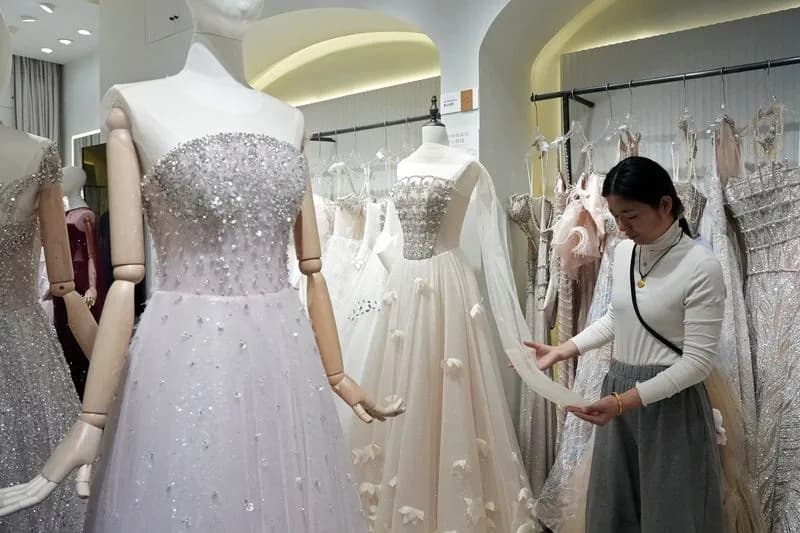 Suzhou Wedding-Dress Sellers Bet on Marriage Rebound After 8.5% Rise in Registrations