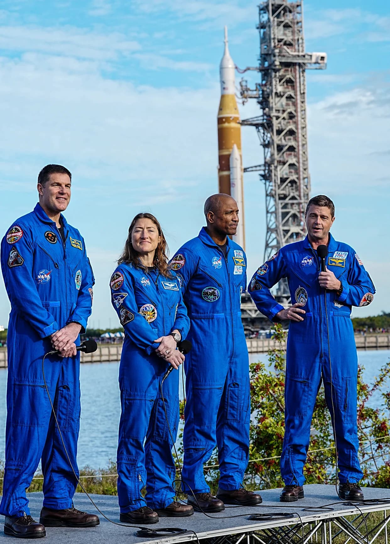 321 Launch: SLS Rolls to Pad 39B, Crew‑11 Medical Evac, Multiple Starlink Launches — Weekly Space Roundup (Jan. 19)