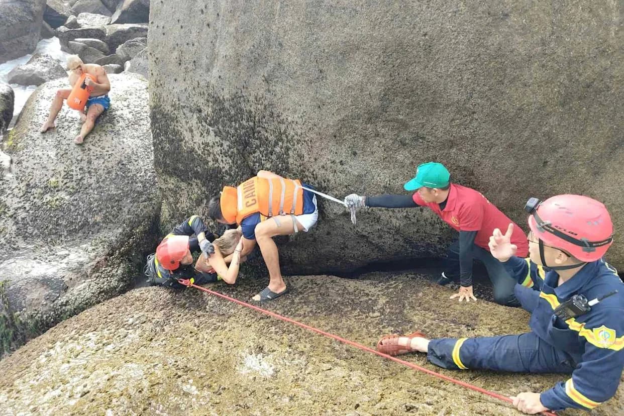 Five Tourists Rescued After Being Trapped in Narrow Rock Crevice at Bai Tien Beach