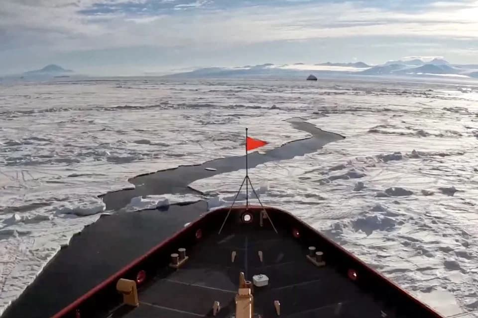 Dramatic Rescue: U.S. Heavy Icebreaker Frees Luxury Cruise Ship Trapped in Antarctic Ice