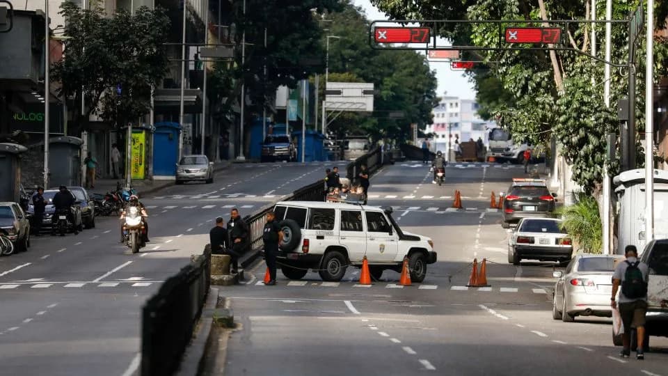 Speak in Code, Delete Chats: How Venezuelans Protect Phones as Checkpoints and Searches Rise