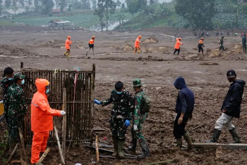 Rain Slows Search for 32 Missing After West Java Landslide; Death Toll Rises to 34