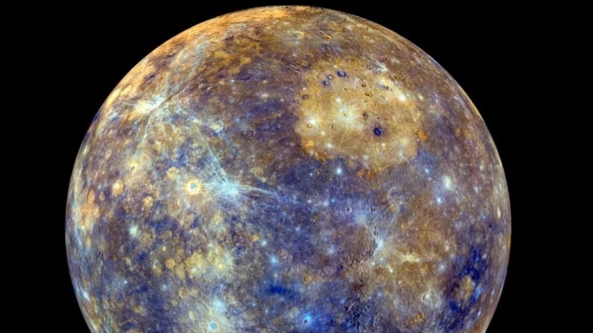 402 Bright Streaks on Mercury Hint the Tiny Planet Is Still Geologically Active