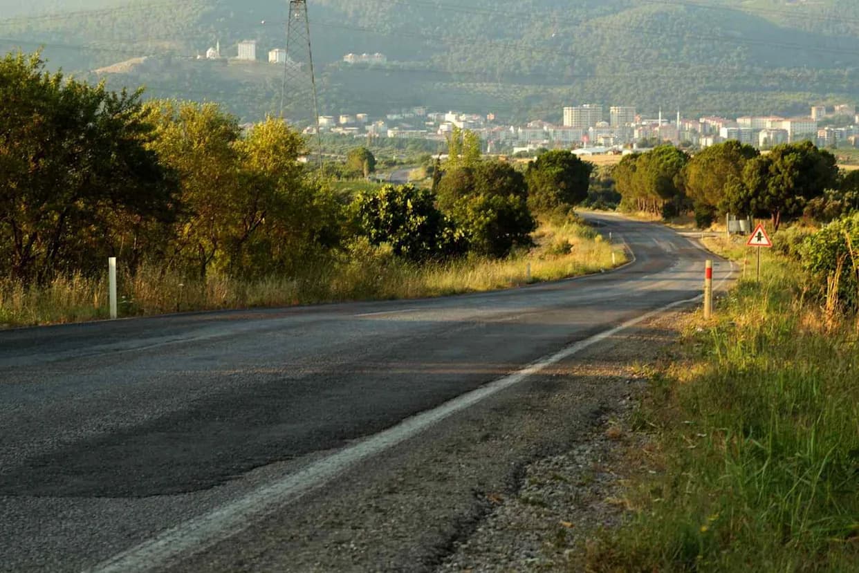 Nine Killed, 26 Injured After Bus Skids Into Ravine Near Antalya; Officials Cite Fog and Suspected Speeding