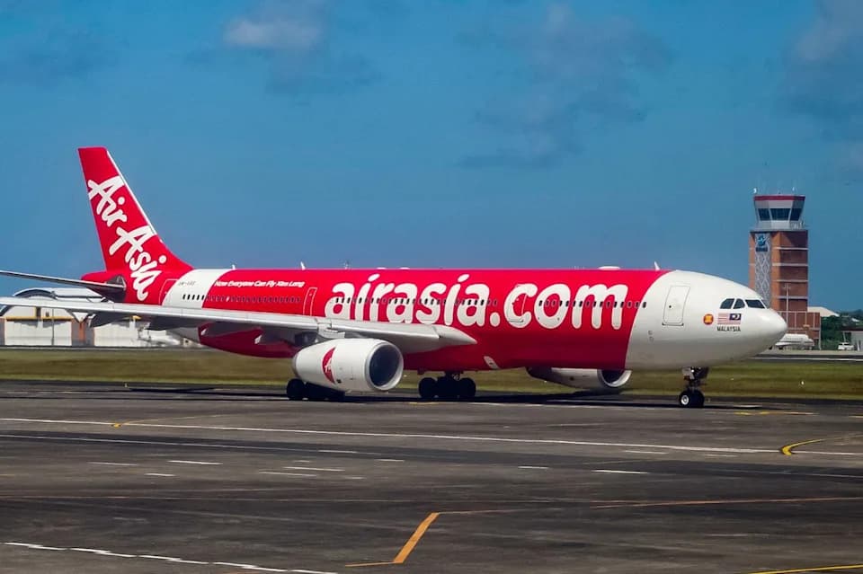 Drunk Passenger Strips Mid-Flight, Jumps From Plane After Landing and Tries to Flee