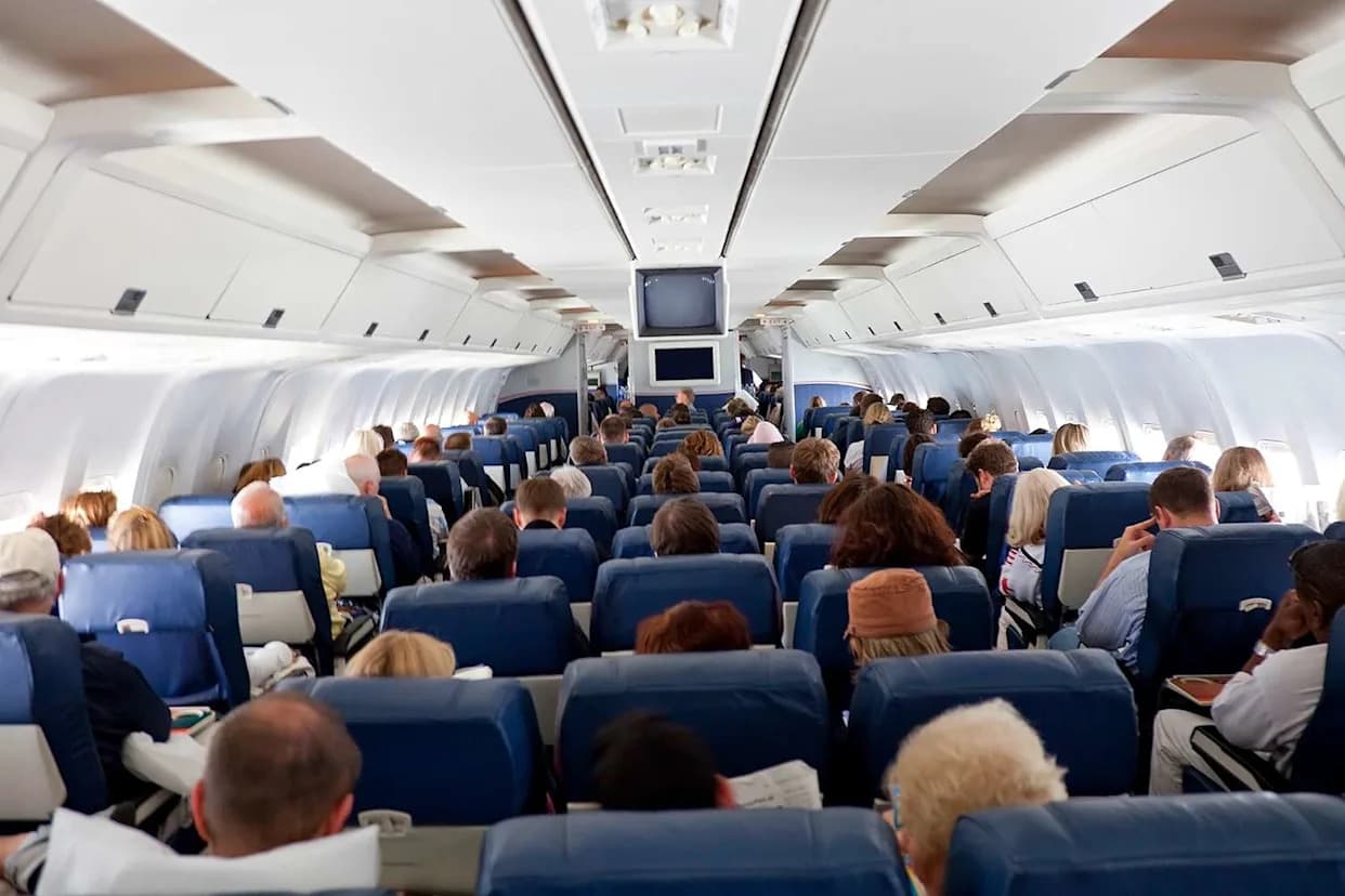 Delta Flight 1676 Returns to San Antonio After Engine Smoke Warning — No Injuries