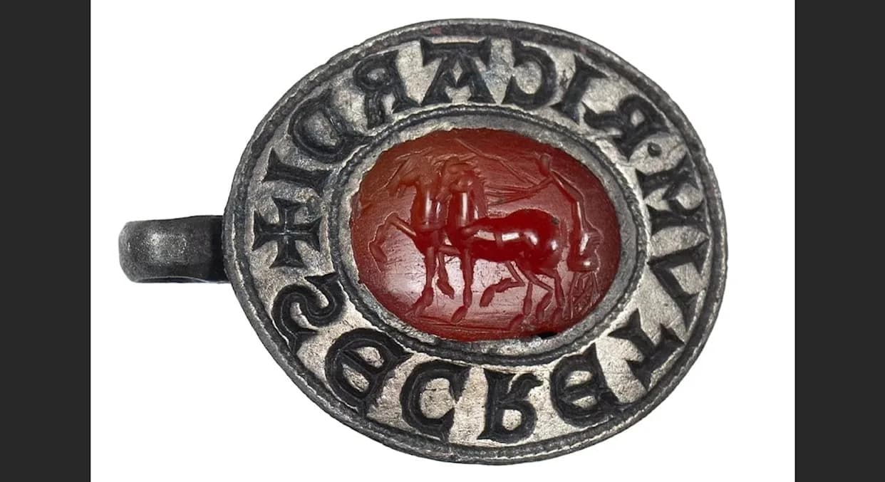Metal Detectorist Unearths Medieval Silver Seal Set With Roman Gem — ‘Richard’s Secret’
