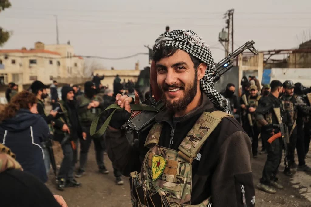 US Transfers Third Convoy Of ISIL Detainees From Northeast Syria To Iraq As Al‑Shaddadi Base Winds Down