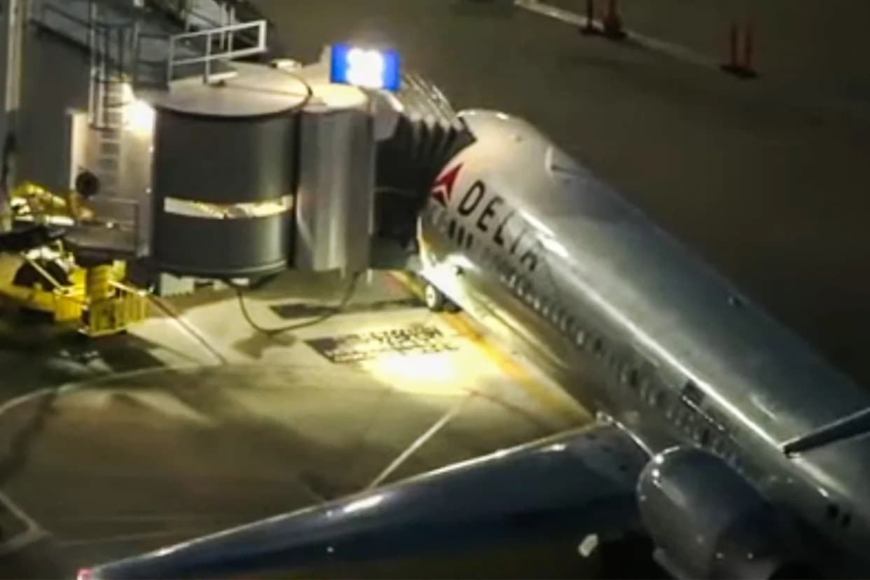 Delta Flight 2557 Makes Emergency Return After Passenger Attempts to Enter Cockpit — ATC Audio, Cabin Video Show Chaos
