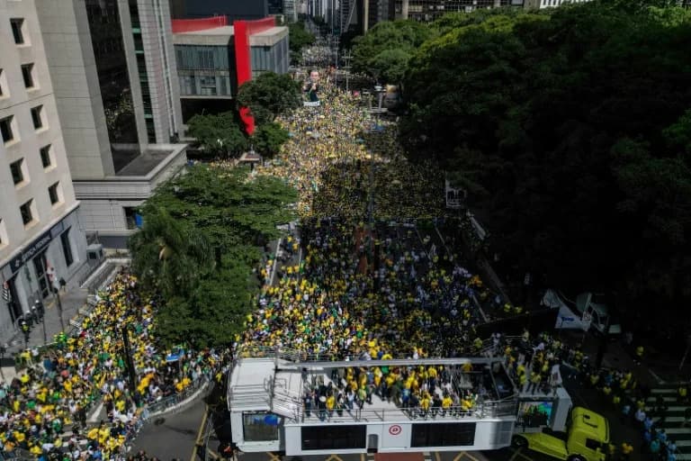 Flavio Bolsonaro Mobilises Right-Wing Base as Thousands Rally for Jailed Ex-President