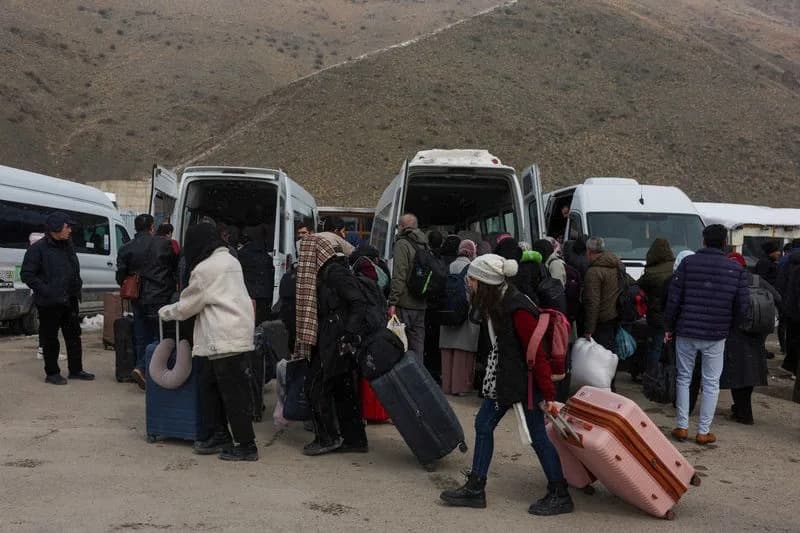 Hundreds Cross Into Turkey Through Kapikoy as Regional Hostilities Expand