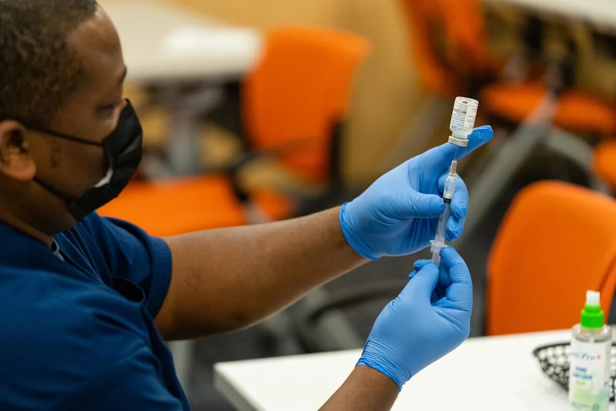 US Vaccine Advisory Panel Pauses mRNA Covid Review as Political Pressure Mounts