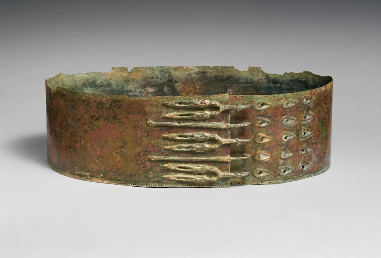 Oversized Bronze Warrior Belts Found on Children in 2,300‑Year‑Old Samnite Necropolis Near Amalfi