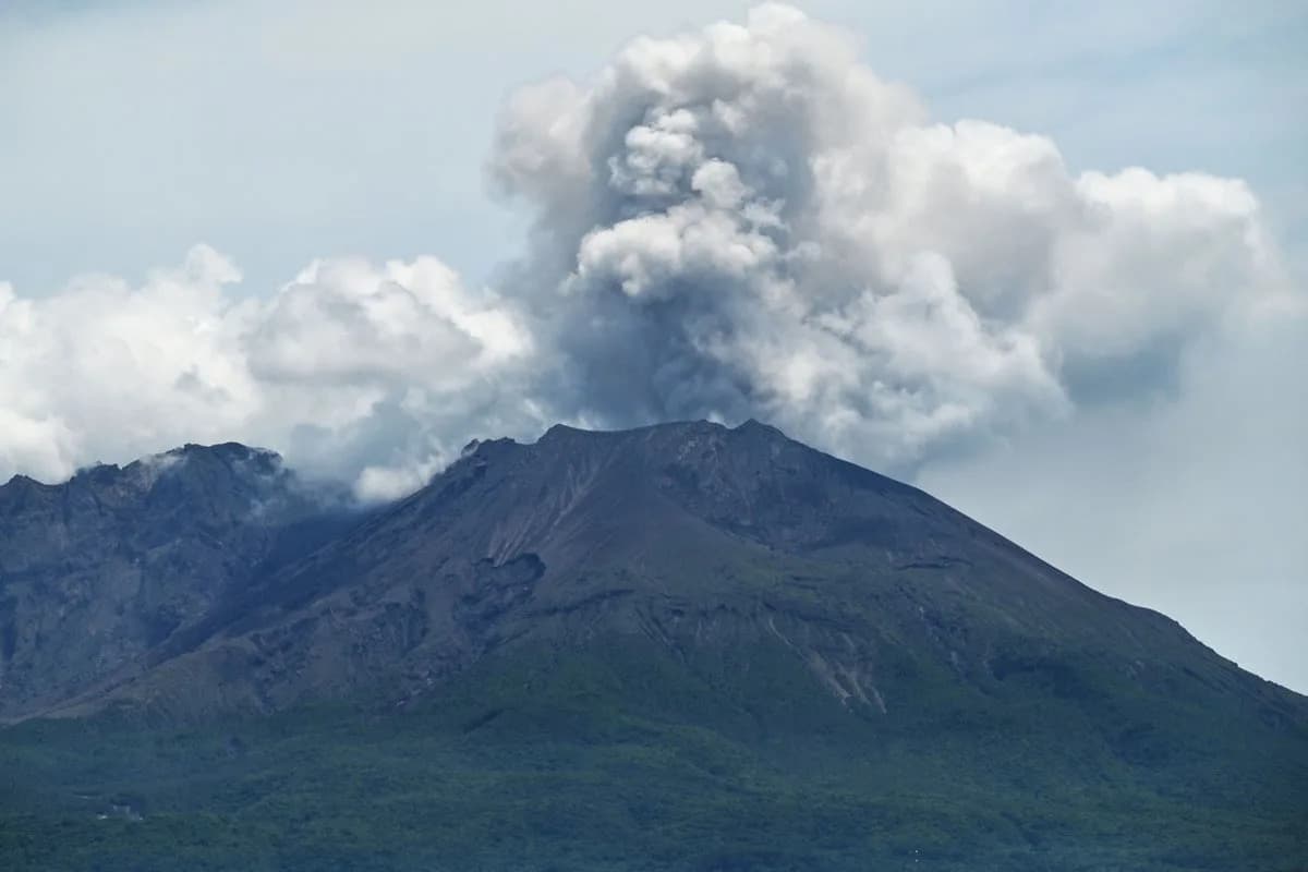 Sakurajima Erupts: 3.4 km Ash Plume Grounds Flights, Prompts Level 3 Alert