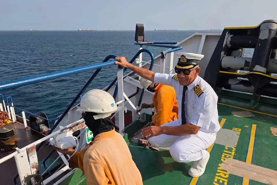 “Sailing Over a Ball of Fire”: Iraqi Captain Keeps Tanker Moving Amid Rising Attacks Near Strait of Hormuz