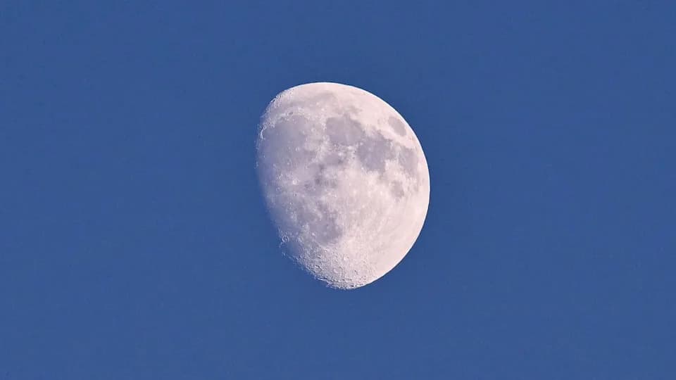 How to See the Moon in Daylight This Week — Look Near Jupiter on April 22