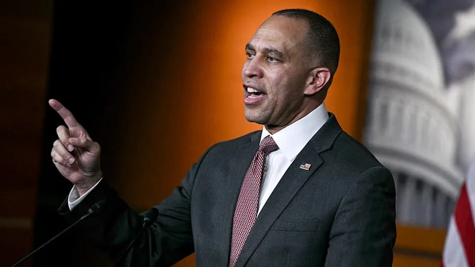 Jeffries Labels DeSantis a 'Lame Duck' After Florida Invitation, Warns GOP Redistricting Could Backfire