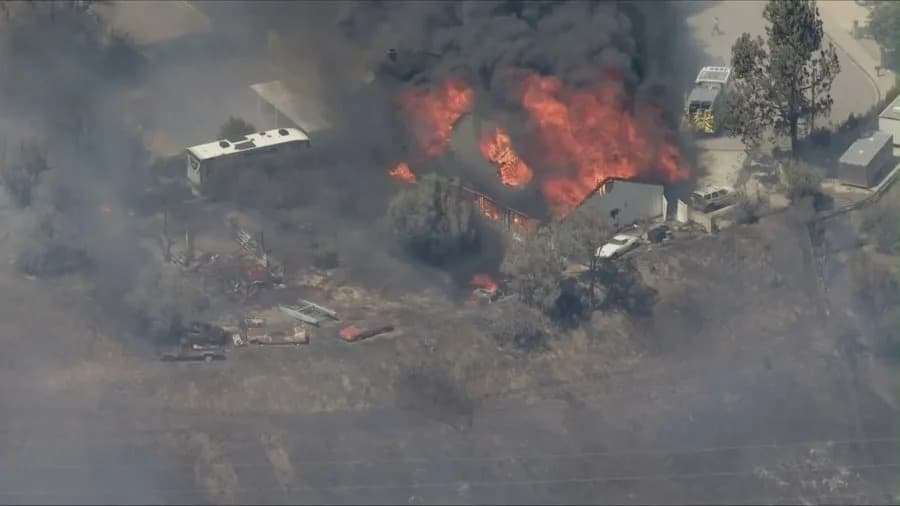 Sandy Fire Rips Through Simi Valley: 836+ Acres Burned, Evacuations Ordered
