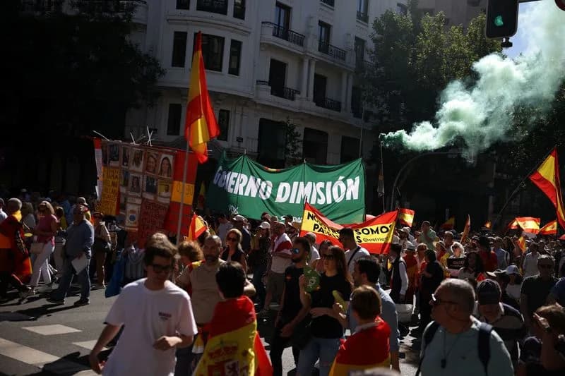 Tens of Thousands Rally in Madrid as Calls Grow for PM Pedro Sánchez to Resign