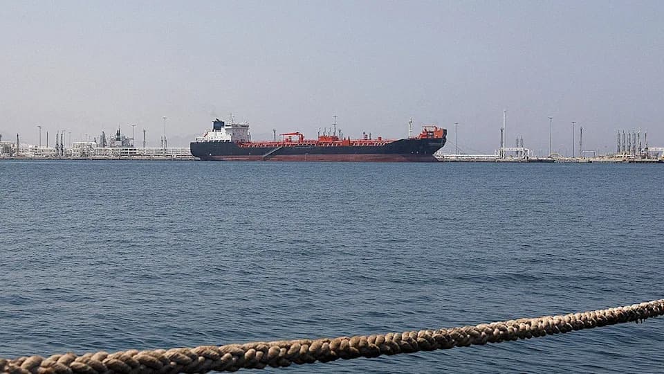 Fujairah AIS Blackout Disrupts Gulf Shipping as 1.35M-Barrel VLCC Departs Amid US–Iran Talks
