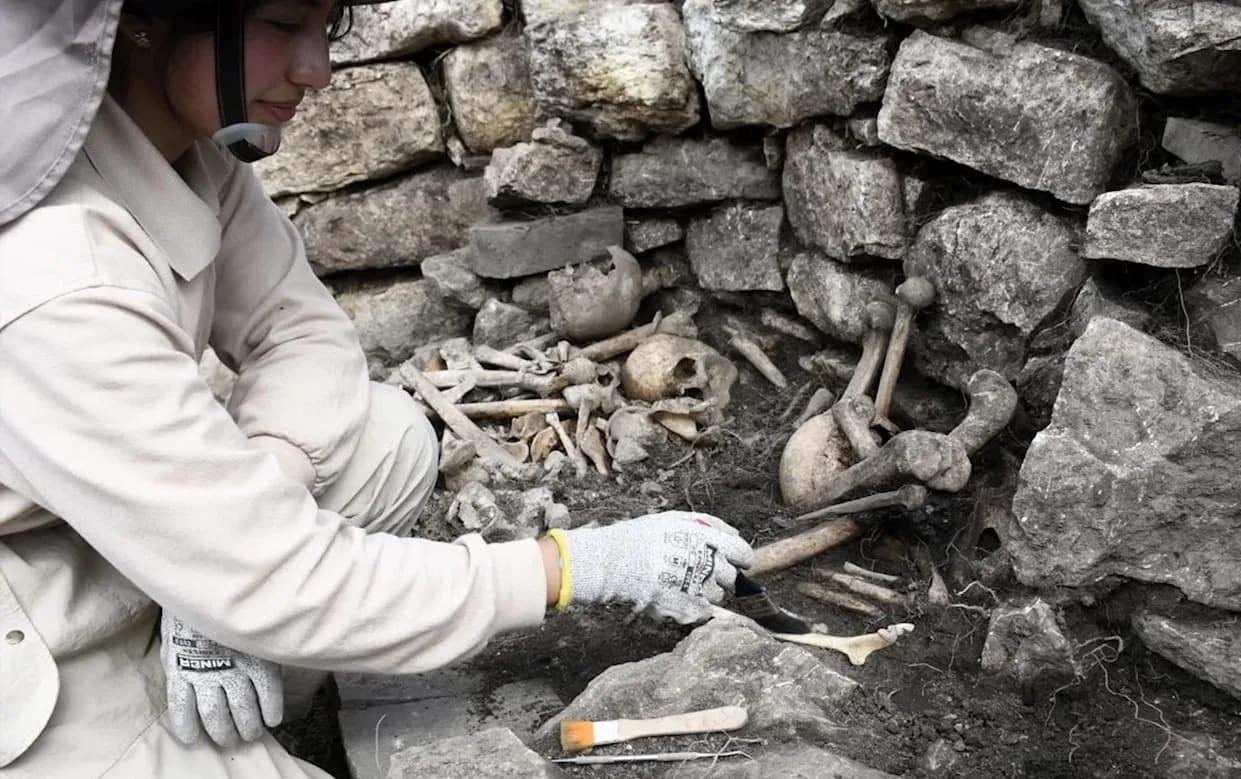 Rare Five-Person Tomb and Ritual Relics Unearthed at Peru’s Kuelap Fortress
