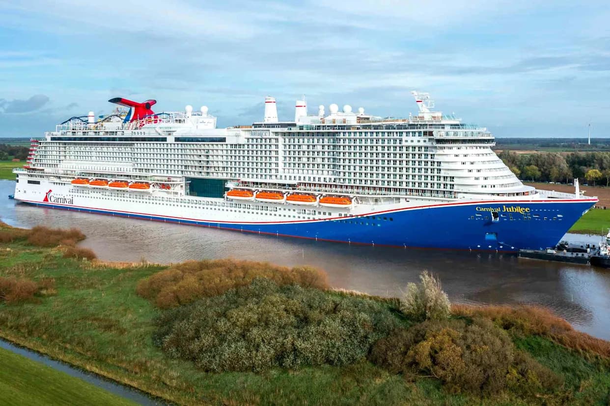 Hero Aboard Carnival Jubilee Dives Into Sea to Save Elderly Passenger in Costa Maya