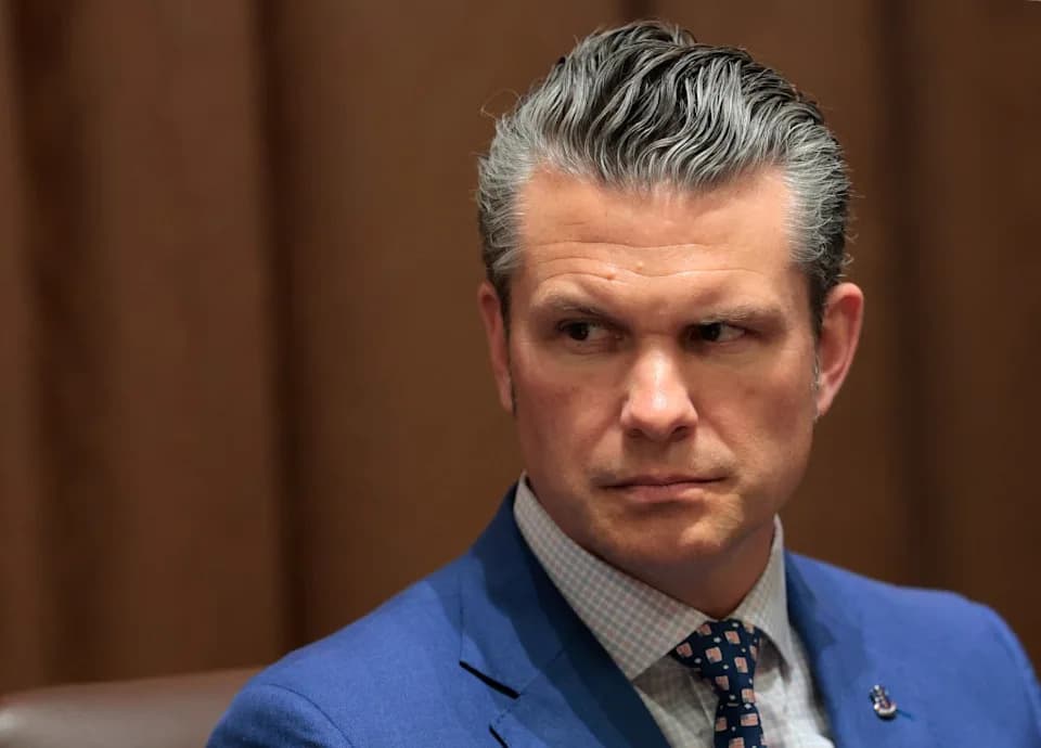 Pete Hegseth’s Bench-Press Clip Goes Viral — Critics Question Technique, Experts Offer Mixed Takes