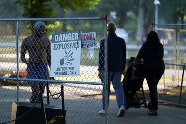 Interior Dept.: Reflecting Pool Fencing Installed Early Over Vandalism Concerns; NYT Documents Question Claims