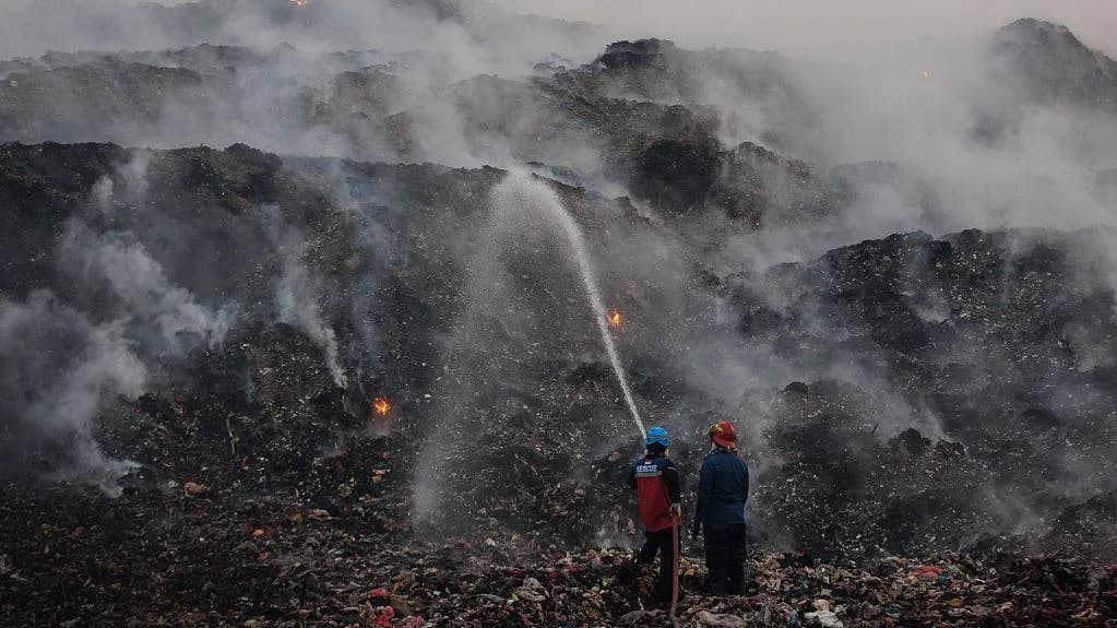 Toxic Blaze at Jakarta's Jatiwaringin Landfill Burns for Eight Days, Sickens Hundreds