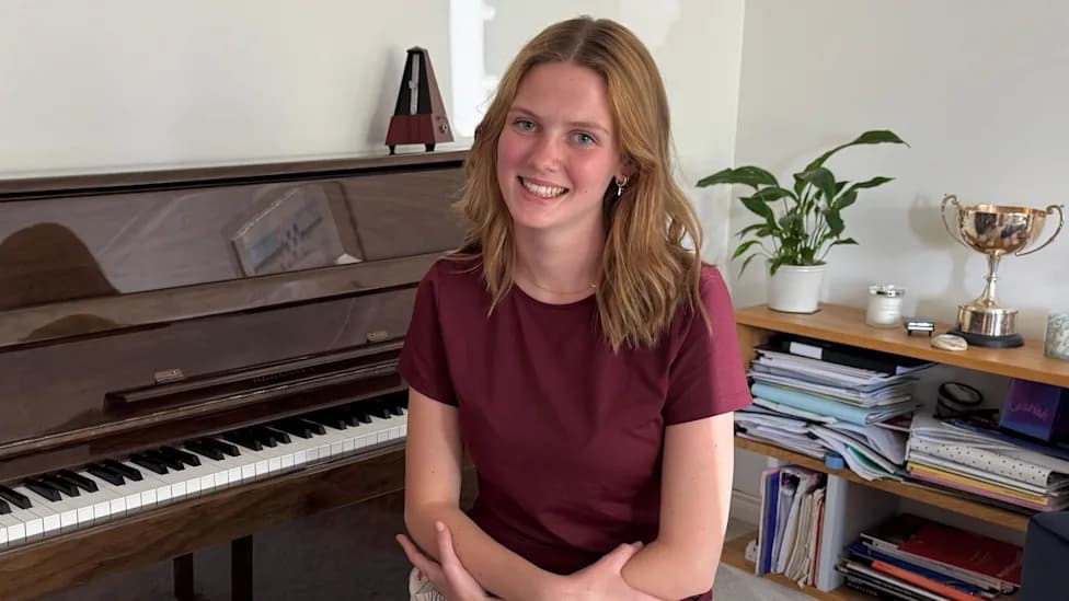 17-Year-Old Freya Terris Makes History: Passes ABRSM Grade 8 Piano Using Only Her Left Hand