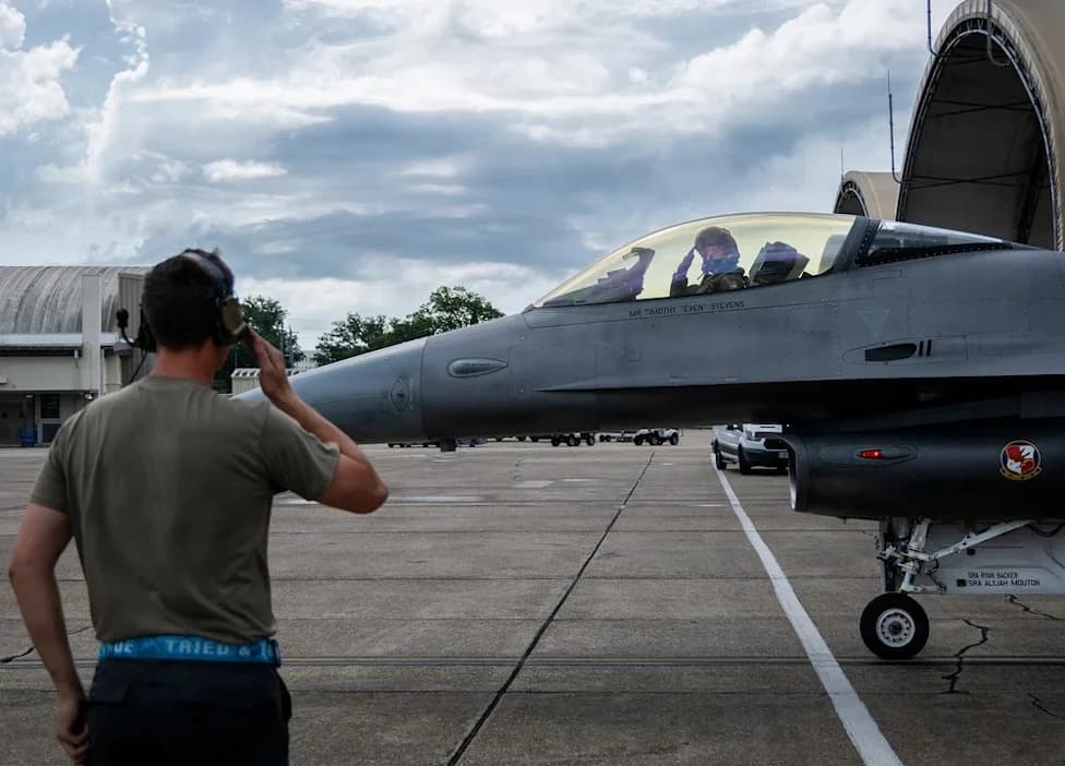 Air Force Flies AI‑Piloted F‑16s in VENOM Tests; Pilots Remain Onboard