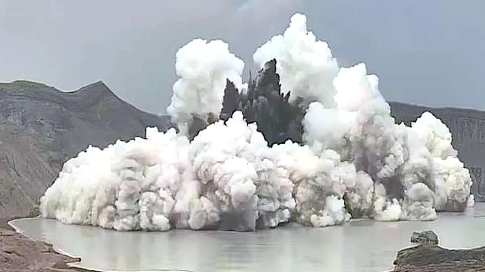Taal Erupts: 2,000-Meter Ash Plume and Rare Tsunami Sweep Crater Lake (Video)