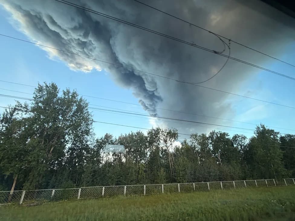 Hundreds of Drones Strike Russia Overnight; Wildberries Evacuates Yekaterinburg Hub — Officials Report Injuries and Fires