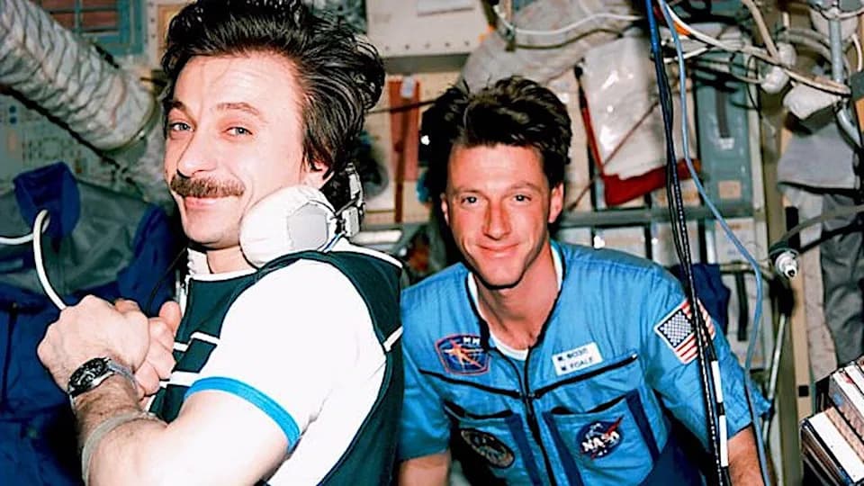 Astronaut Michael Foale Recounts Mir’s 1997 Crisis: How a Cost-Cutting Docking Test Nearly Cost the Station