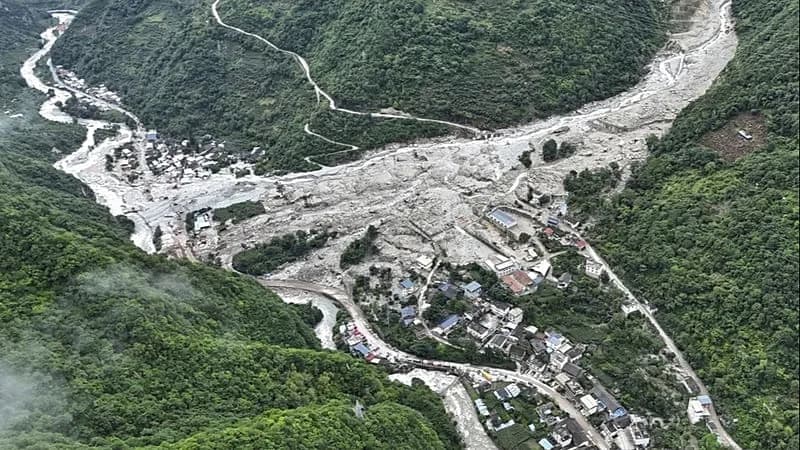 Flash Flood at Shuangshimen Scenic Area Kills 10, Injures 23; 174 Rescued