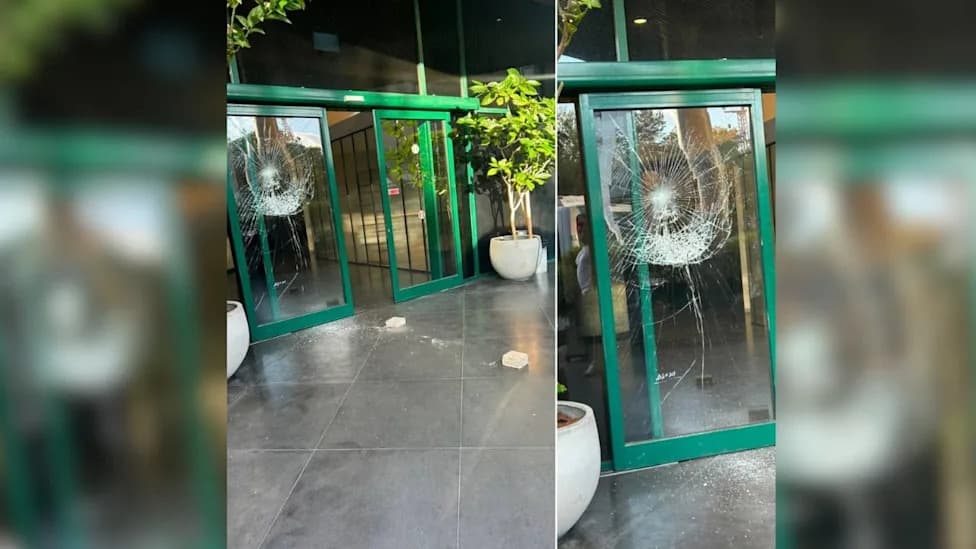 ‘Someone Will End Up Dead’: Vandals Smash Channel 12 Doors, Leave Threatening Letter Over Sde Teiman Affair