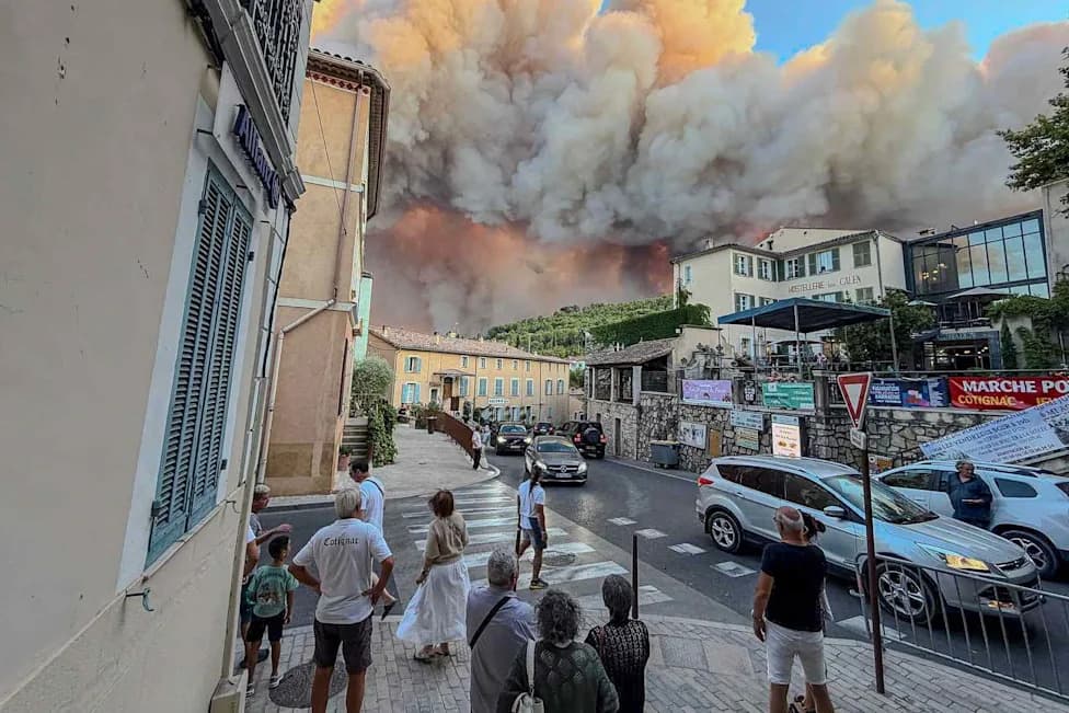 Historic Wildfires Force 330,000 to Flee; Tourists Hitchhike 42 Miles as France Records First 'Fire‑Cloud'