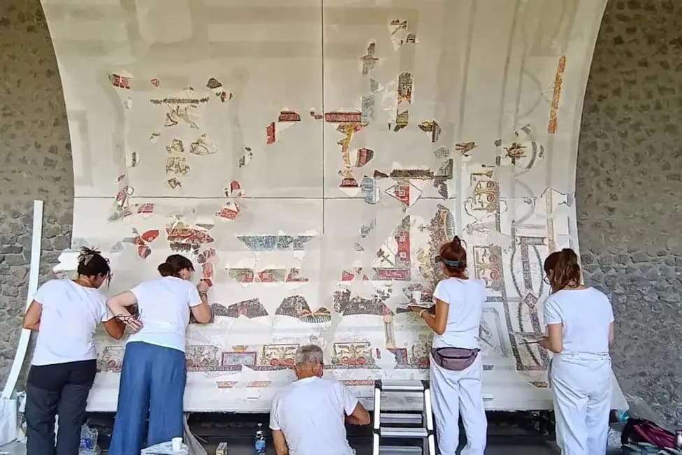 2,000-Year-Old Pompeii Ceiling Fresco Partially Reconstructed — Myth of Dionysus and Ariadne Returns