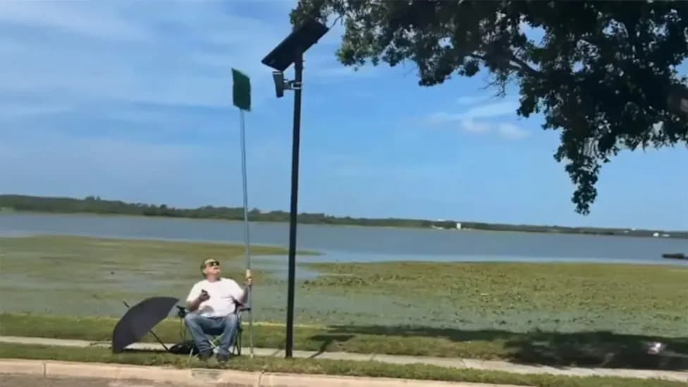 77-Year-Old Florida Retiree Blocks ALPR Cameras With Pole-Mounted Sign in Peaceful Protest