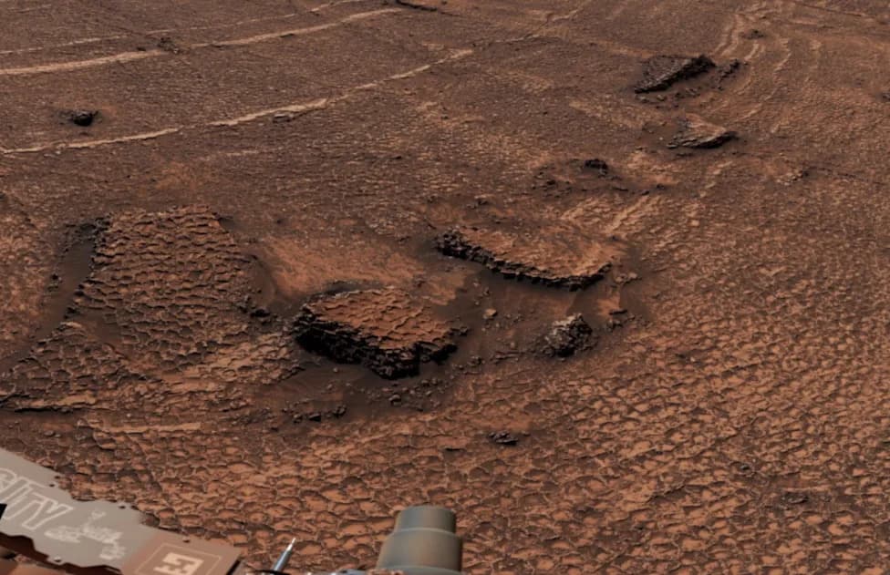Curiosity’s 340-Image Panorama Reveals Honeycomb Fractures That Could Unlock Mars’s Watery Past