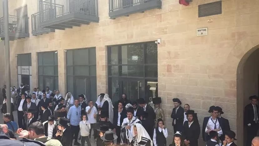 Liberman Joins Supporters as Ultra‑Orthodox Protesters Target Jerusalem’s Basimta Café for Fifth Weekend