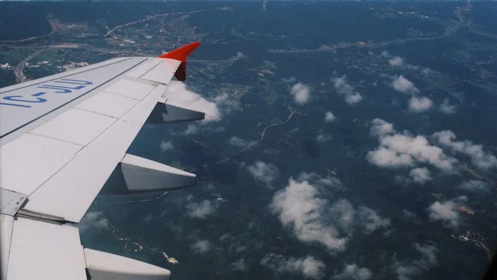 Near-Miss Over Gatwick: Airbus Pilot Reports Disc-Like Object Passed 100–300 ft From Wing